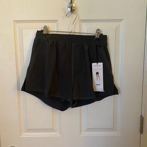 Never worn alo yoga shorts